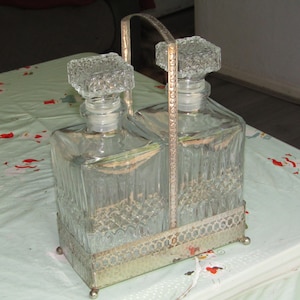Vintage Silberplattenständer mit 2 Paar Glaskaraffen Tantalus Decanter Set