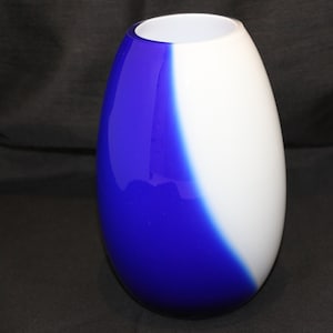 Beautiful Blue & White Hand Blown Art Glass Vase Ovoid Egg Shape 18.5cm Tall