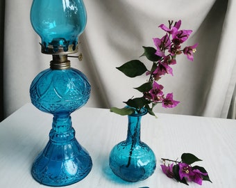 Lampe à pétrole et carafe en verre bleu turquoise  vintage Hongkong