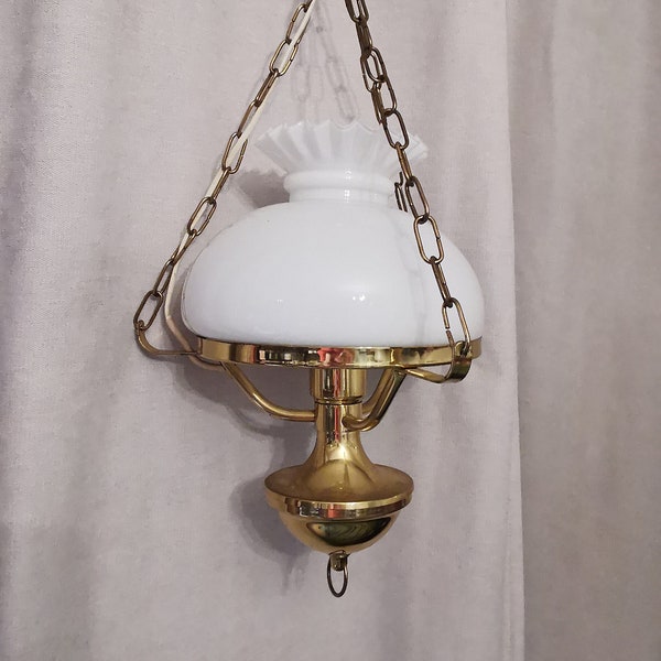 Lustre vintage en verre opaque blanc et métal dore France