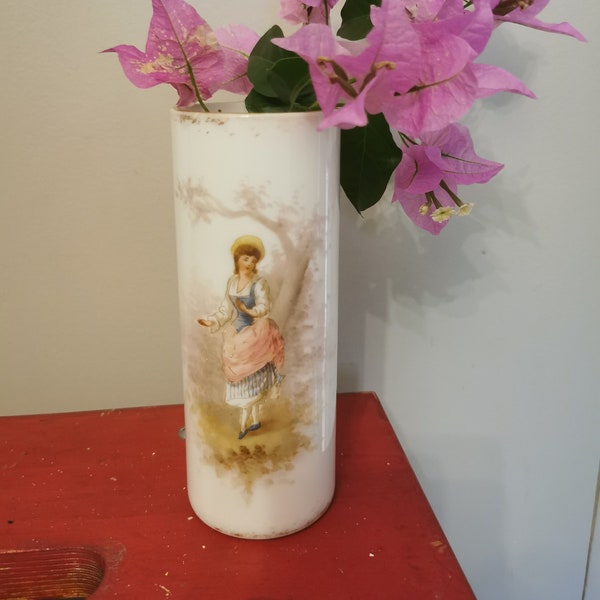 Vase en verre opaque blanc dessin romantique vintage France 17.5 cm