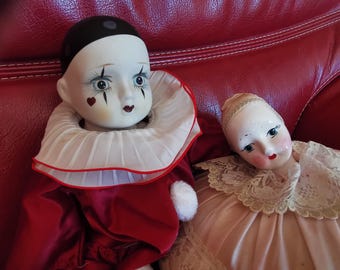 2 Pierrots Porzellan- und Stoffpuppen Vintage Frankreich ohne Marke Vintage Pierrot Porzellanpuppen 2er Set Sammlerstück & Dekorativ