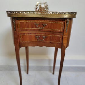 Franskt njurformat nattduksbord i Louis XVI-stil, vintage skåp i intarsia med mässingsgalleri, smalt neoklassiskt nattduksbord 1950-tal