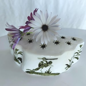 Jarrón tipo rana para flores, decoración floral verde y de pájaros, estilo francés Moustiers, cerámica vintage con tapa perforada.