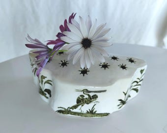 Bloemenvaas in de vorm van een kikker, versierd met groene bloemen en vogels, in Franse Moustiers-stijl, vintage aardewerk met geperforeerd deksel.
