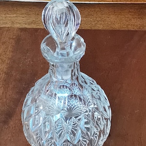 Karafka z kryształu szlifowanego w stylu vintage z oryginalnym korkiem, fasetowany wzór diamentu, lśniące naczynia barmańskie, butelka kryształowa z połowy XX wieku, zdobienie diamentowe