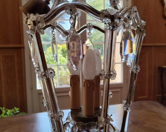 Lámpara de araña vintage con estructura de jaula y prisma de cristal, aplique de latón de 3 luces, estilo Hollywood Regency, iluminación elegante y pequeña, estilo francés.