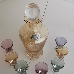Vintage French Decanter & 7 Multi Colored Glasses | Vannes-le-Châtel 1950s | Father&#39;s Day Gift | Mid-Century Bar Set | Amber Glass Carafe