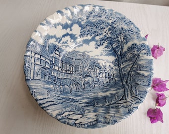 Salad bowl English brand Churchill "ROYAL WESSEX" CALECHE patterns near a blue and white inn