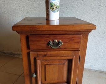 Rustikaler Vintage-Nachttisch aus massiver Kiefer, Nachttisch im spanischen Kolonialstil, Beistelltisch aus Massivholz im Landhausstil, Aufbewahrungsschrank aus Holz aus den 1980er Jahren