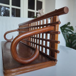 Vintage Wandregal aus Holz im Mid-Century-Stil, Boho-Wandregal im Bambus-Look mit geschwungenen Details, kleines Ausstellungsregal, Dekoration für Eingangsbereich und Küche, ca. 1970