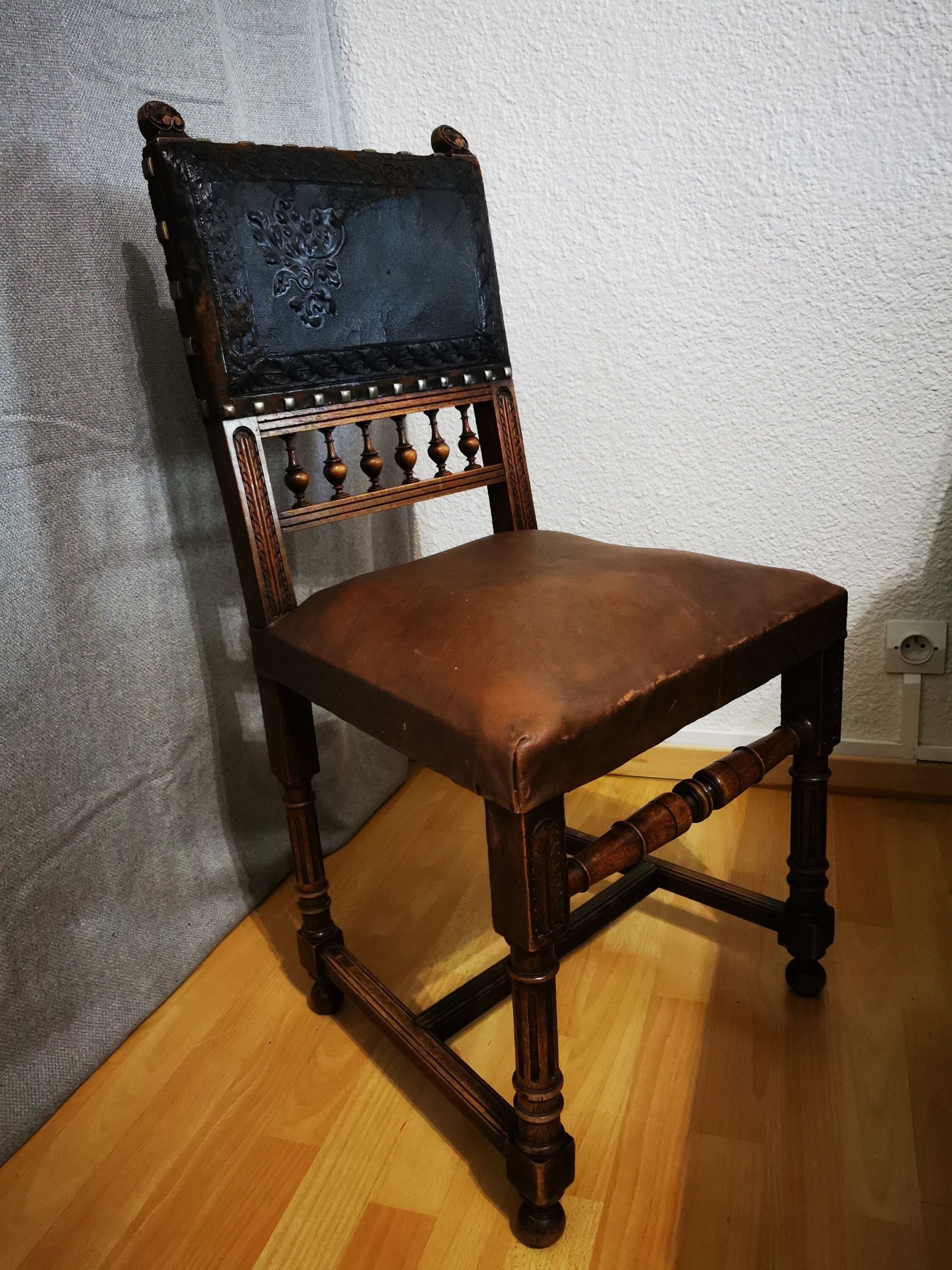 Chaise ancienne Bois