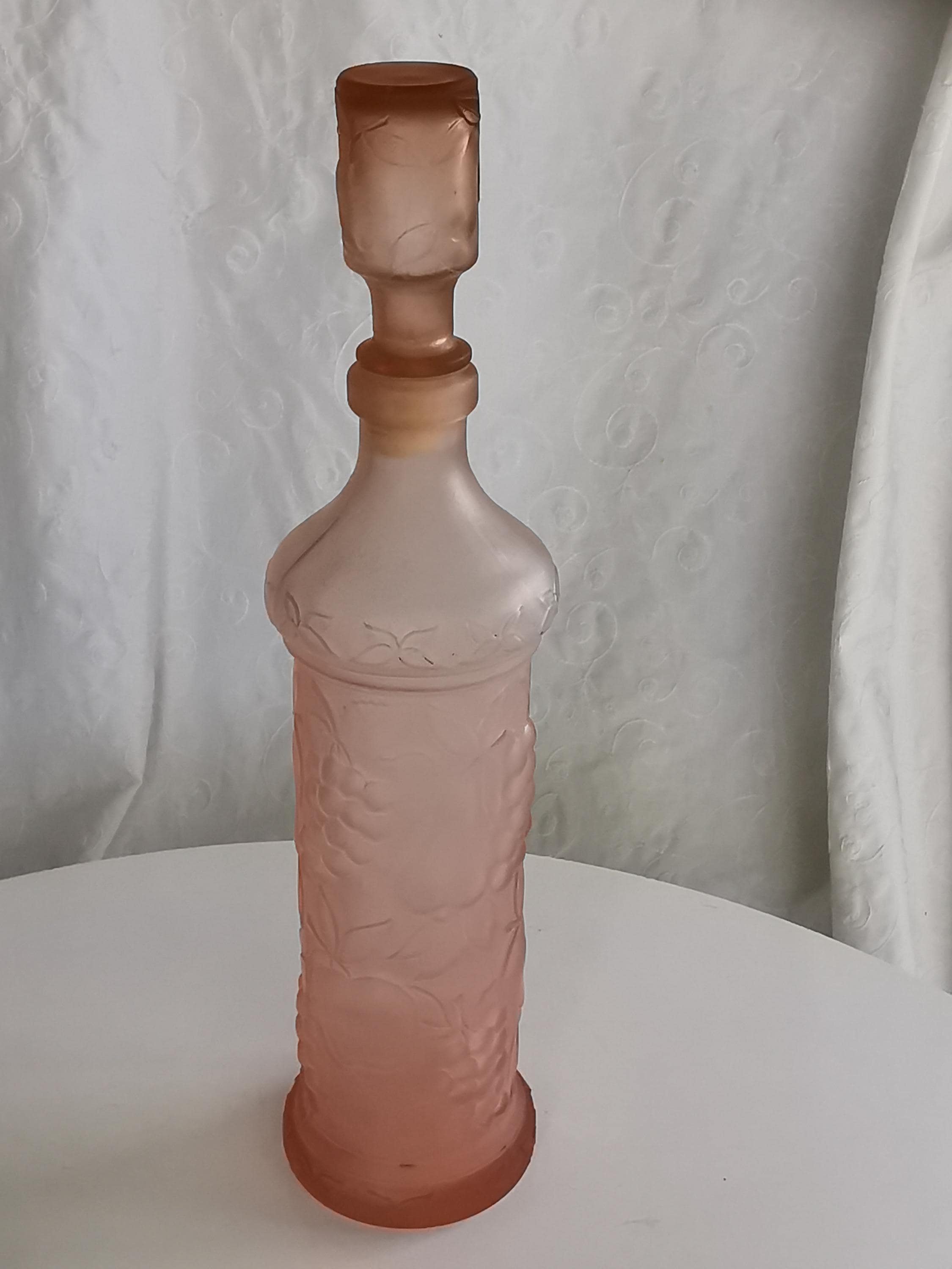 Vintage Empoli Milchglasflasche | 48 cm hoch | Rosa Fruchtrelief | Italienisches Barzubehör aus der Mitte des Jahrhunderts | Hergestellt in Italien | Sammlerkaraffe