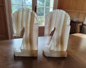 Par de sujetalibros vintage de ónix con forma de caballo, de la década de 1970, estilo caballo de ajedrez, decoración de piedra de mediados de siglo, regalo para amantes de los caballos, amantes de los libros y amantes del ajedrez.