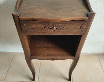 Mesita de noche francesa vintage Luis XV de roble, mesita auxiliar pequeña y delgada con cajón, mueble de noche de mediados de siglo, c. 1950, estilo shabby chic francés campestre.