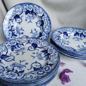 Set aus 6 antiken französischen Suppentellern, Creil Montereau „Flora“, Kobaltblau, 19. Jh., seltenes Modell – charmante Gebrauchsspuren, schöne Patina