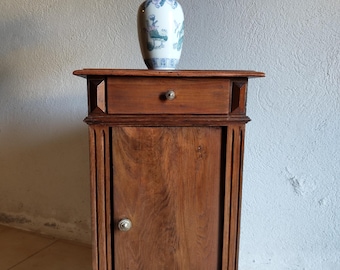 Mesita de noche francesa vintage de mediados de siglo, acabado de pátina estratificada, tablero de caoba, mesita de noche de madera maciza, acento wabi sabi, estilo rústico de granja.