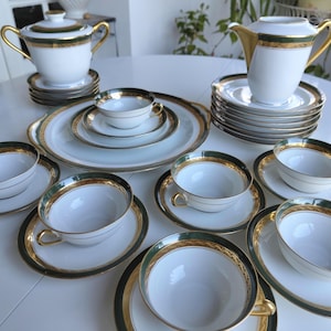 Vintage Limoges Frankrike 30-delars grönt och guld dessert- och teservis, franskt porslin, mitten av århundradet bordsservis, fransk lantlig slottsstil