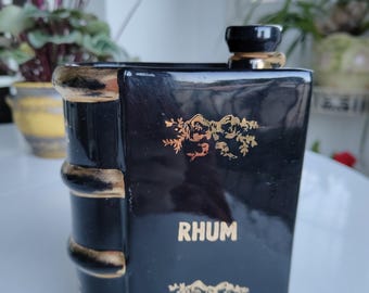 Decantador de rum vintage preto em formato de livro com detalhes dourados e rolha de cortiça – Artigo de bar de meados do século XX, presente para ele.
