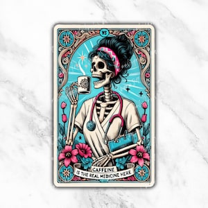 Carta de tarô de enfermeira bebendo café, arte imprimível exclusiva e inspiradora com tema médico, design de tarô vintage.