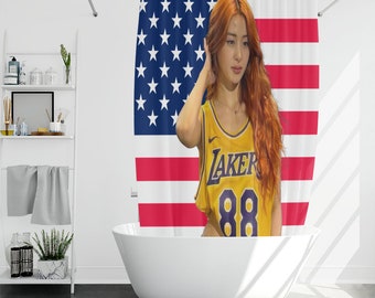 Le Sserafim Yunjin Amerika Flagge Duschvorhang, Kpop Lustiges Zimmer Merch, Geschenk für MOA Soobin Kpop Fan, TXT Kpop Merch, Kpop Fan Merch Wand