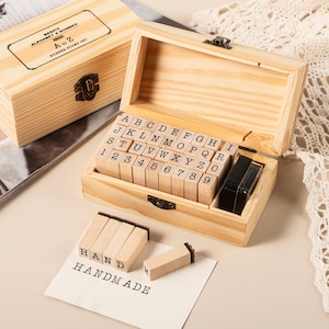Timbro di gomma in legno con tampone di inchiostro e scatola, 26 timbri con lettere maiuscole, 10 timbri con numeri, set di timbri in legno, set di timbri in gomma con lettere, sigillo decorativo