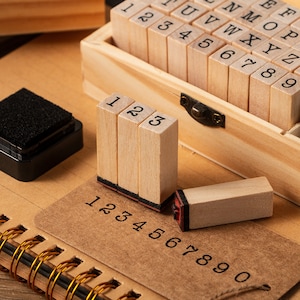 Set timbri in gomma per legno, set timbri da 26 lettere, set timbri da 10 numeri, timbro in gomma in legno con tampone di inchiostro e scatola, timbro da 26 lettere maiuscole