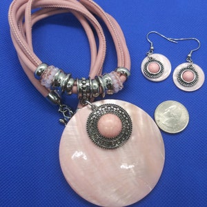Vintage pink leather necklace with shell disc set
