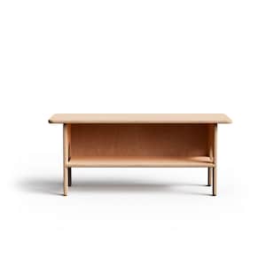 Peut inclure: Une table basse en bois clair avec une étagère. La table a un design simple et moderne avec un plateau rectangulaire et des pieds.