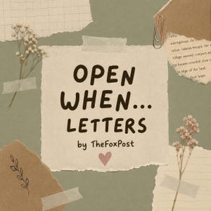 Puede incluir: Un cuadrado de papel color crema con el texto marrón oscuro "OPEN WHEN... LETTERS" y "by TheFoxPost" sobre un pequeño corazón rosa. El papel está rodeado de trozos de papel rasgados, flores secas y un clip de metal.