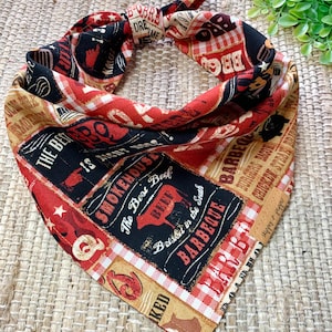 Bandana amusant pour chien BBQ Pit | À nouer | Barbecue d'été pour pique-niquer | de table pour chien Texas BBQ | Fumoir de viande fumée de poitrine de hot-dog | Maman chien