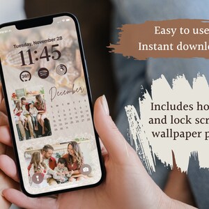 Puede incluir: La pantalla de un teléfono digital muestra un calendario de diciembre con una foto de familia en la pantalla de inicio y una foto de familia diferente en la pantalla de bloqueo. El texto "Fácil de usar Descarga instantánea Incluye fondo de pantalla para la pantalla de inicio y la pantalla de bloqueo" se muestra en la imagen.