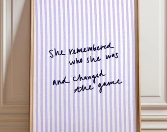 She Remembered Who She Was – Druck: Feministisches Zitat Poster, lila Streifen Wandkunst