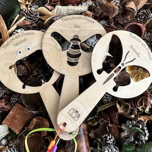 Puede incluir: Un juego de tres tazas de cerámica con un acabado mate moteado. Las tazas son de color crema, gris claro y gris oscuro. Cada taza tiene un diseño simple y minimalista.