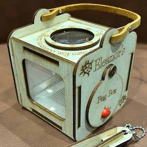 Insektsobservationslåda: Träbur för kryp med nyckelpigahandtag (läderrem)