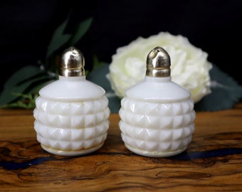 Vintage MCM Hobnail Diamond Point Milk Glass Salt and Pepper Shakers Set Japón