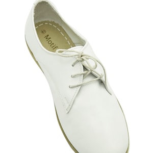 Puede incluir: Zapatos blancos de cuero con cordones y suela marr&oacute;n. Los zapatos tienen un dise&ntilde;o sencillo y est&aacute;n hechos de un material suave y c&oacute;modo. El nombre de la marca "Motif" est&aacute; impreso en la plantilla.