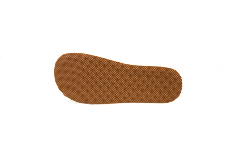 Puede incluir: Primer plano de la suela de goma marr&oacute;n de un zapato con un patr&oacute;n texturizado.