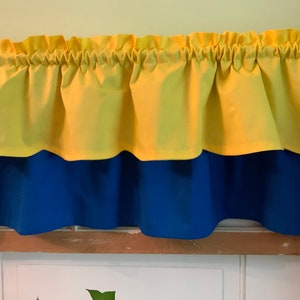 Gelb blau gewellter doppellagiger Volant.