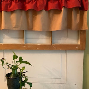 Doppellagiger rostroter/camelfarbener gezackter Volant.