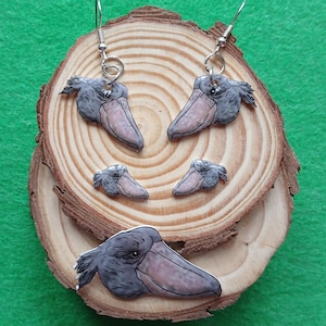 Boucles d'oreilles et badge cigogne bec en sabot | Pendants ou clous d'oreilles dessinés à la main | Bijoux oiseaux originaux | Cadeau d'oiseau étrange | Amoureux de la nature