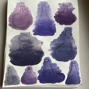 K&ouml;nnte beinhalten: Eine Skizzenbuchseite mit Aquarell-Waschungen in Violett- und Blaut&ouml;nen. Die Seite zeigt neun handgezeichnete Illustrationen von Glasflaschen in verschiedenen Formen und Gr&ouml;&szlig;en.