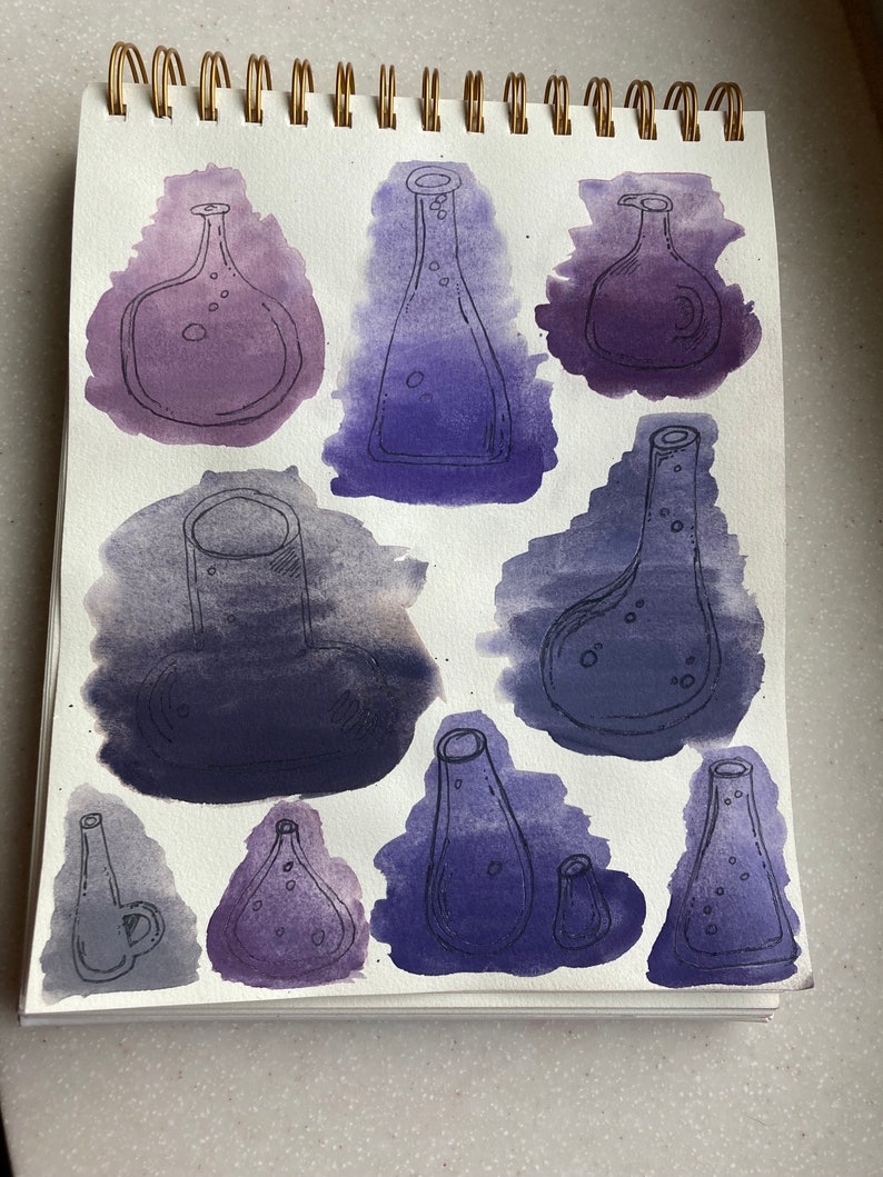 K&ouml;nnte beinhalten: Eine Skizzenbuchseite mit Aquarell-Waschungen in Violett- und Blaut&ouml;nen. Die Seite zeigt neun handgezeichnete Illustrationen von Glasflaschen in verschiedenen Formen und Gr&ouml;&szlig;en.