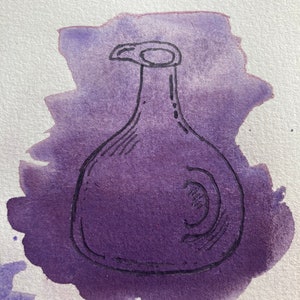 K&ouml;nnte beinhalten: Eine handgezeichnete Illustration einer violetten Glasflasche mit einem breiten Hals und einem abgerundeten K&ouml;rper. Die Flasche ist mit schwarzer Tinte umrandet und vor einem violetten Aquarellhintergrund platziert.