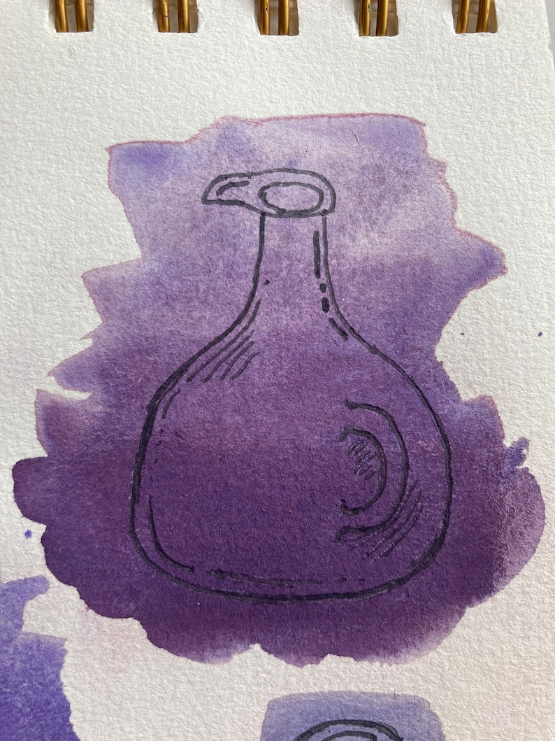 K&ouml;nnte beinhalten: Eine handgezeichnete Illustration einer violetten Glasflasche mit einem breiten Hals und einem abgerundeten K&ouml;rper. Die Flasche ist mit schwarzer Tinte umrandet und vor einem violetten Aquarellhintergrund platziert.