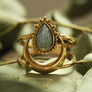 Anillo Ajustable de Latón con Labradorita y Luna Creciente. Joyería Mística, Gótica Bohemia | Anillo de Bruja, Espiritual Esotérico. SUAYART