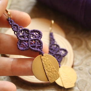 Pendientes de macrame y latón. Pendientes personalizables de macrame hechos a mano. Cierre hipoalergénico. Pendientes bohemios. SUAYART.