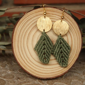 Pendientes hojas de macramé con latón. Pendientes de macramé hechos a mano y personalizados. Pendientes hipoalergénicos. Elegantes . SUAYART