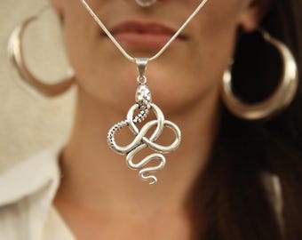 Collar serpiente enroscada de plata. Colgante serpiente de plata. Joyería mística espiritual. Kundalini yoga. SUAYART.