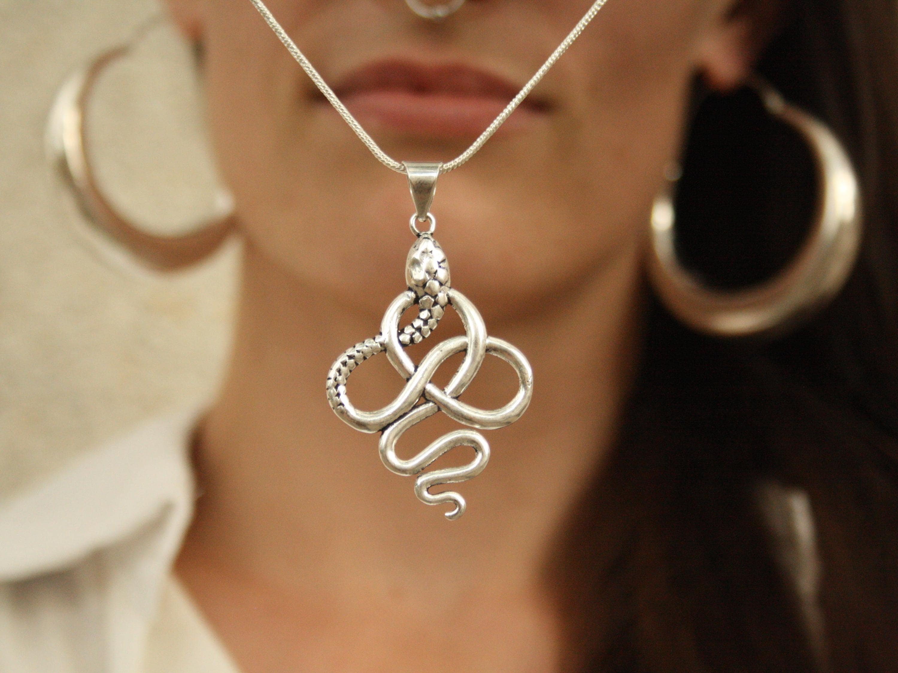 Collar serpiente enroscada de plata. Colgante serpiente de plata. Joyería mística espiritual. Kundalini yoga. SUAYART.